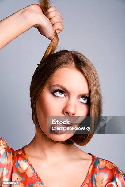 Casalinga Divertente Dopo Una Lunga Giornata Di Lavoro - Fotografie stock e altre immagini di Collo umano