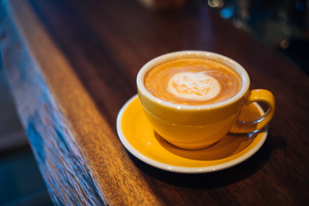 halloween pumpkin cappuccino coffee art - latté pumpkin spice coffee imagens e fotografias de stock