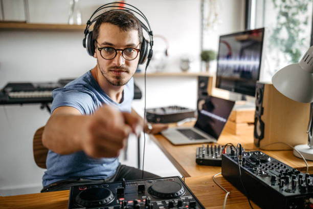 disc jockey in studio di registrazione a casa - human finger sound mixer music producer foto e immagini stock