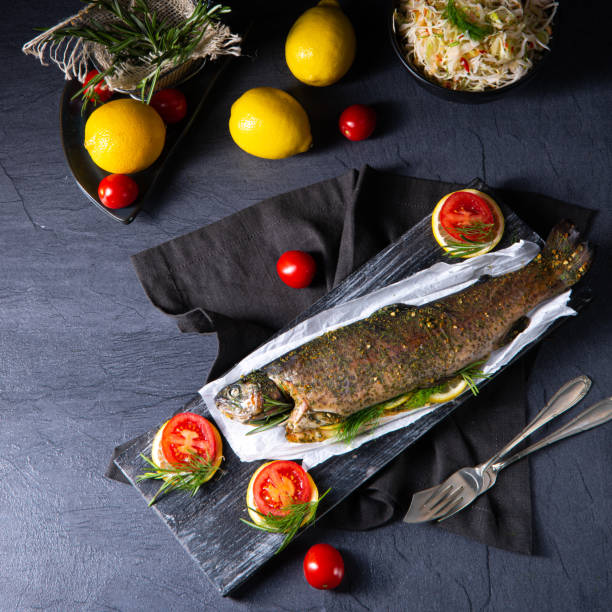 허브 충전과 토마토와 구운 송어 - trout prepared fish whole grilled 뉴스 사진 이미지