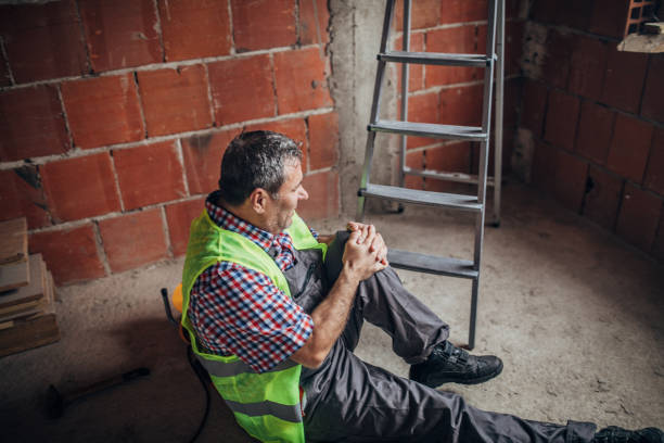 istock A construction worker injured his knee 1180579769