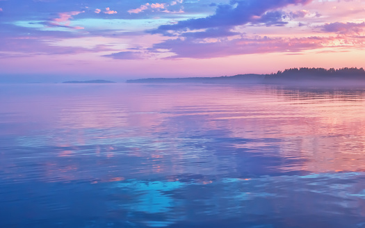 Paisaje marino de sunset de Lila brumosa con reflejo del cielo photo