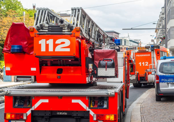 czerwony niemiecki wóz strażacki w akcji - car fire accident land vehicle zdjęcia i obrazy z banku zdjęć