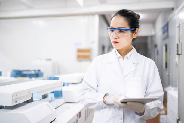 female scientist in a medical laboratory - women scientist indoors science imagens e fotografias de stock