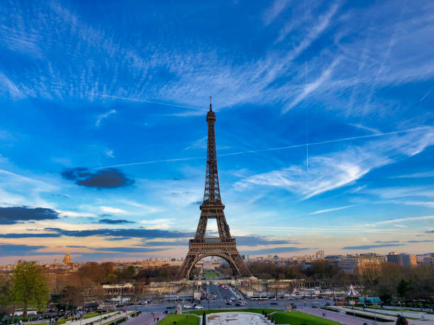 zachód słońca na wieży eiffla - eiffel tower zdjęcia i obrazy z banku zdjęć