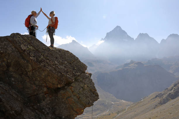 matka i córka świętują sukces na grzbiecie skalnym - mountain climbing rock climbing motivation awe zdjęcia i obrazy z banku zdjęć