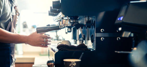 rozmiar banera baristy pracującego przy produkcji kawy z tonem koloru ekspresu do kawy - selective focus coffee coffee crop cafe zdjęcia i obrazy z banku zdjęć