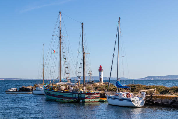 canal du midi przy ujściu w stawie thau, w miejscu zwanym la pointe des onglous - barque zdjęcia i obrazy z banku zdjęć