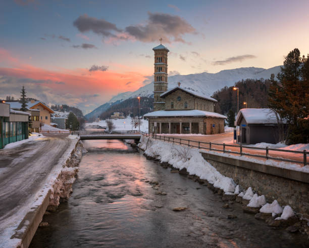 sonnenaufgang in st. moritz, schweiz - engadine built structure house mountain stock-fotos und bilder