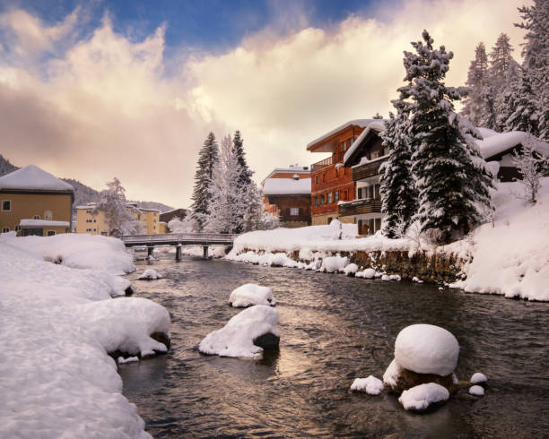 river inn promenade in st moritz, schweiz - st moritz fotos stock-fotos und bilder