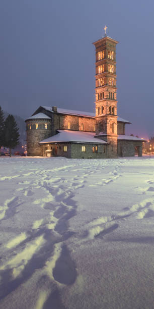 kirche st. karl borromaus por la noche, st moritz, suiza - st moritz engadine landscape village fotografías e imágenes de stock