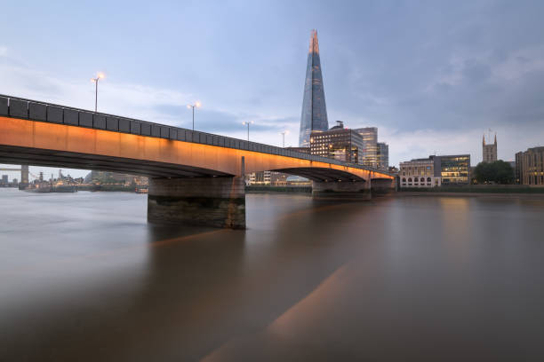 夕方のシャードとロンドン橋、ロンドン、イギリス - the shard london england architecture travel destinations ストックフォトと画像