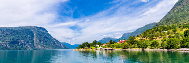 vista panorámica lustrafjorden en noruega - sogn og fjordane county fotografías e imágenes de stock