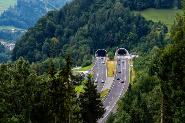 vista bonita das montanhas e da entrada ao túnel do autobahn perto da vila de werfen, áustria - mountain austria street footpath - fotografias e filmes do acervo