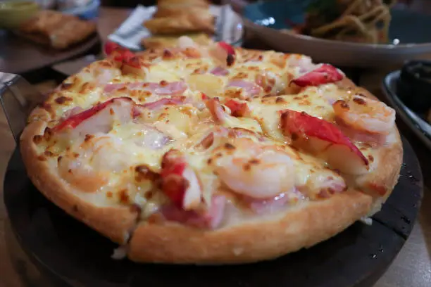 pizza,cheese pizza or shrimp and ham pizza