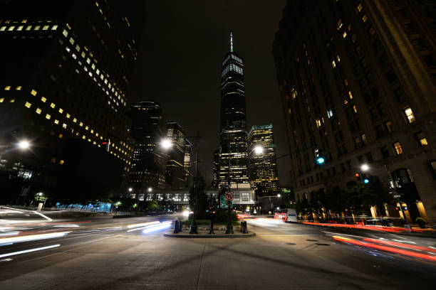 um world trade center na noite, nyc. - skyscraper low angle view new york city night - fotografias e filmes do acervo