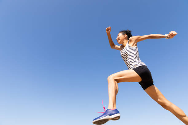 dopasować kobietę biegającą - jumping women running vitality zdjęcia i obrazy z banku zdjęć