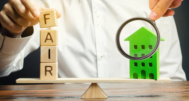 blocs en bois avec le mot foire et une maison en bois. juste valeur de l'immobilier et du logement. évaluation de la propriété. évaluation de la maison. évaluateur de logement. accord juridiquement transparent. achat/vente d'appartement. - equal opportunity photos et images de collection