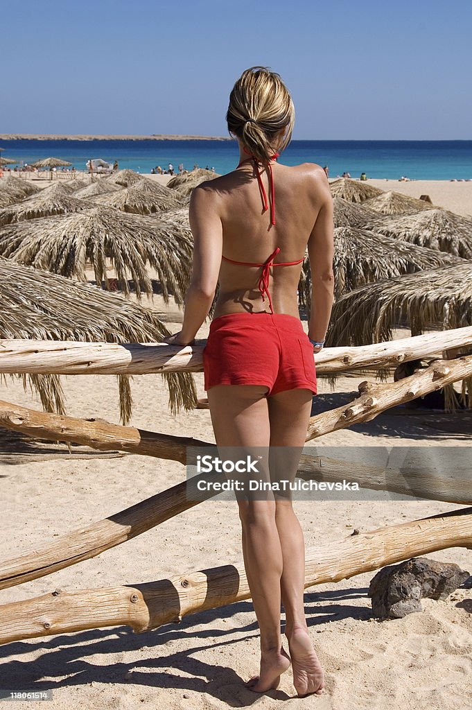 Calda ragazza sulla spiaggia - Foto stock royalty-free di 20-24 anni