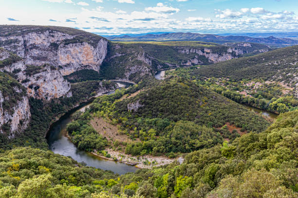 フランス南部のゴルジュ・ド・ラルデシュ - ardeche france landscape nature ストックフォトと画像