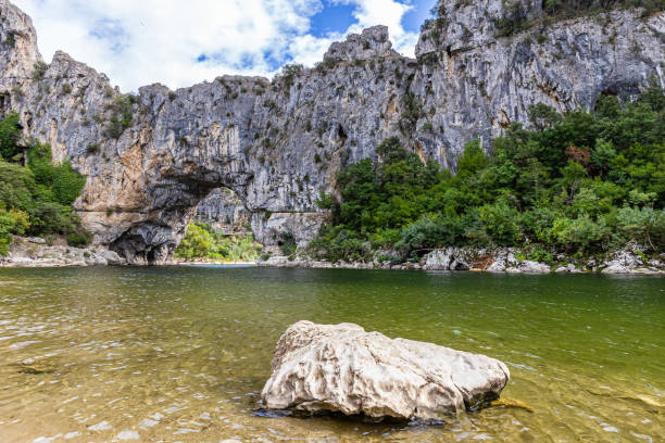 ポン・ダルク、渓谷のル・アルデシュ - ardeche france landscape nature ストックフォトと画像