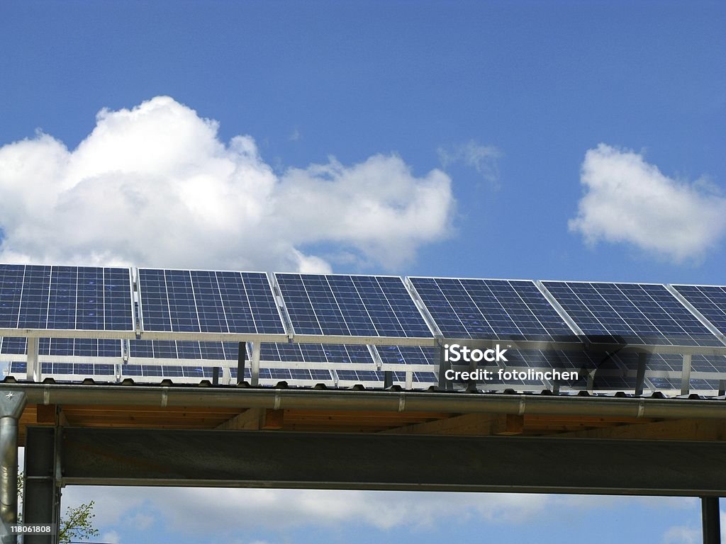 Sonnenkollektoren auf carport-Dach - Lizenzfrei Heizkörper Stock-Foto