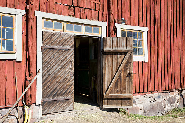écurie portes - barn red old door photos et images de collection
