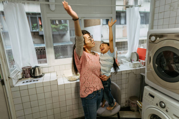 matka i córka ciesząc się w kuchni - window taipei built structure taiwan zdjęcia i obrazy z banku zdjęć