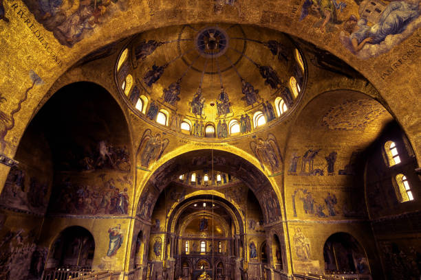 interno dell'antica basilica di san marco o di san marco. è un punto di riferimento di venezia. - cathedral italy venice italy inside of foto e immagini stock