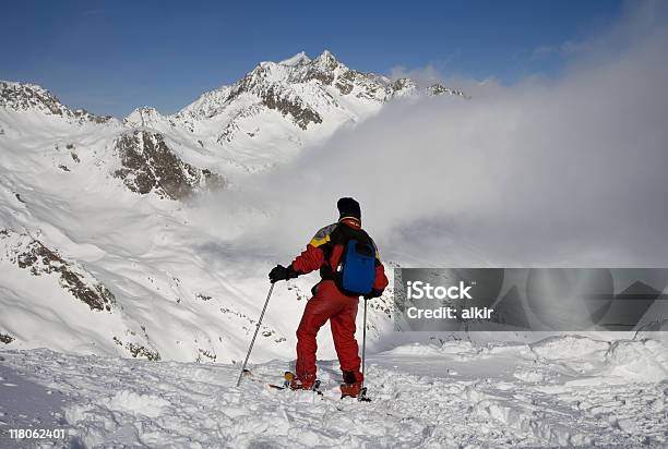 Лыжница — стоковые фотографии и другие картинки Взрослый - Взрослый, Восторг, Высоко