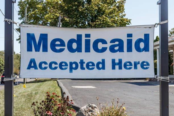 medicaid aceptado aquí signo. medicaid es un programa federal y estatal que ayuda con los costos médicos para las personas con ingresos limitados - snap fotografías e imágenes de stock