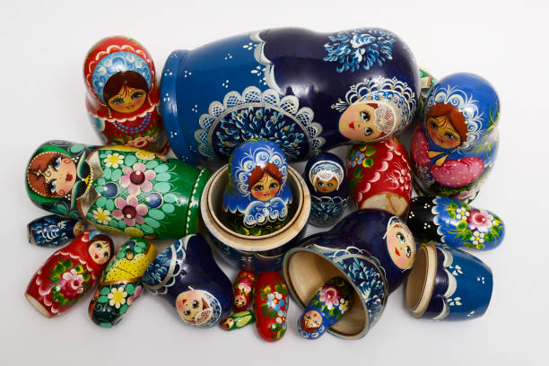 bambole tradizionali russe nidificazione sparse in un pasticcio - russian nesting doll babushka matroshka art foto e immagini stock