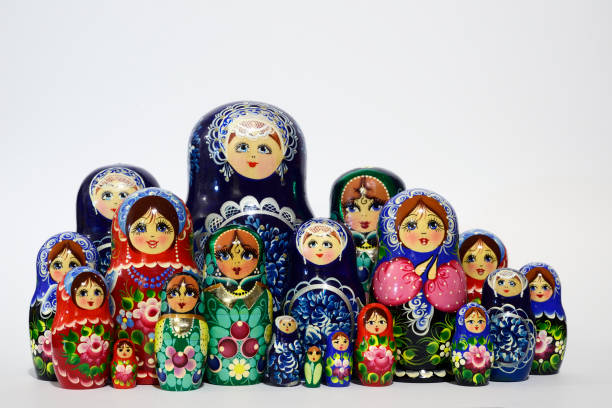 un sacco di bambole matryoshka tradizionali russe su sfondo bianco - russian nesting doll babushka matroshka art foto e immagini stock