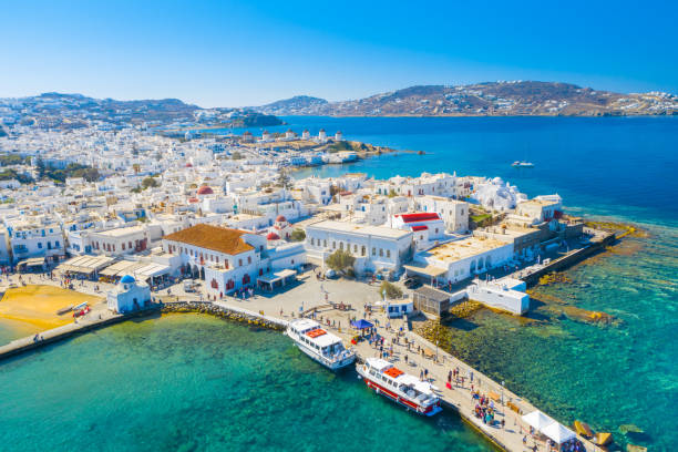 vista panorámica de la ciudad de mykonos, islas cícladas, grecia - santorini greece villa beach fotografías e imágenes de stock