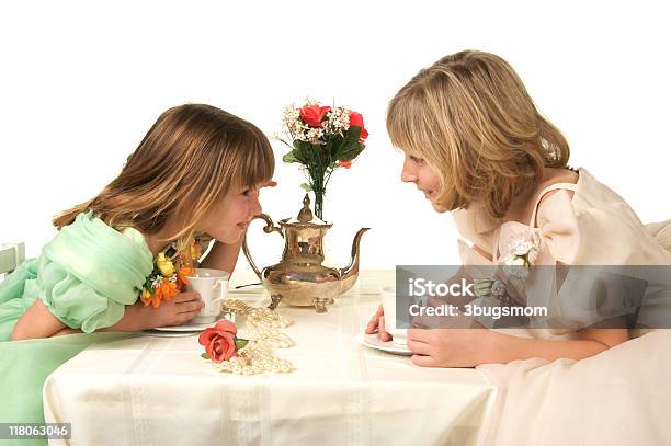 Niñas Tienen Un Elegante Sobre Fondo Blanco De Té Foto de stock y más banco de imágenes de Hora del té - Fiesta - Hora del té - Fiesta, Niñas, 10-11 años