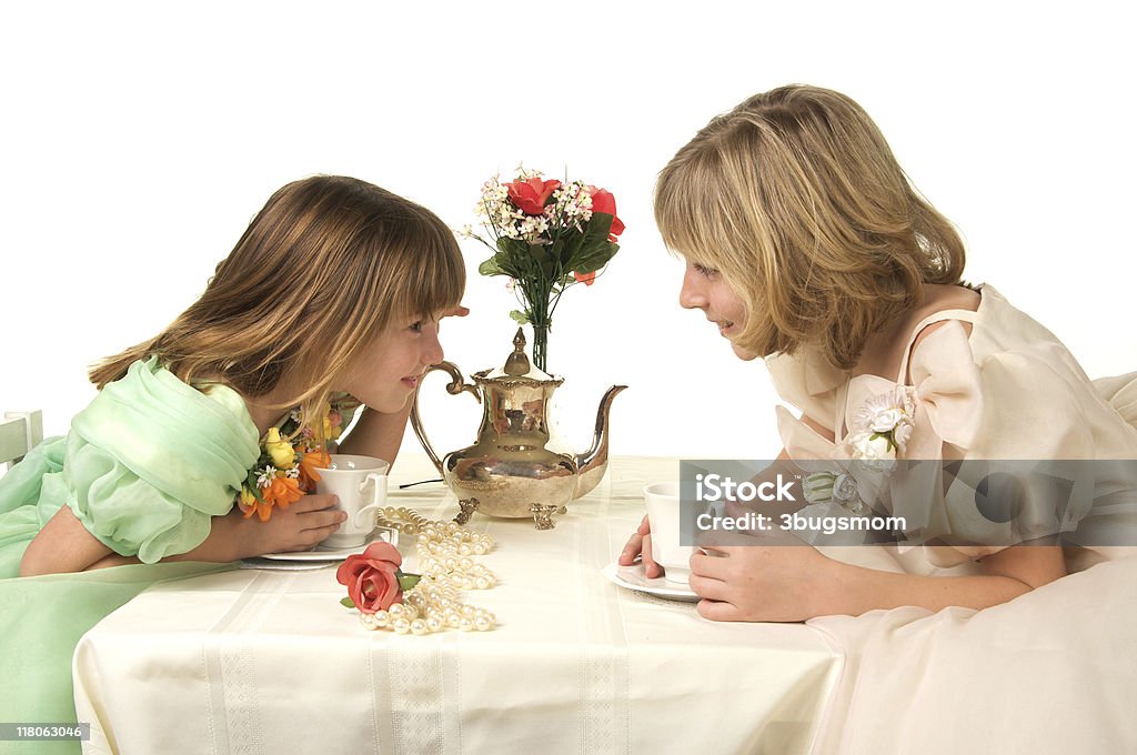 Petites filles ayant une Fancy thé sur fond blanc - Photo de Thé libre de droits