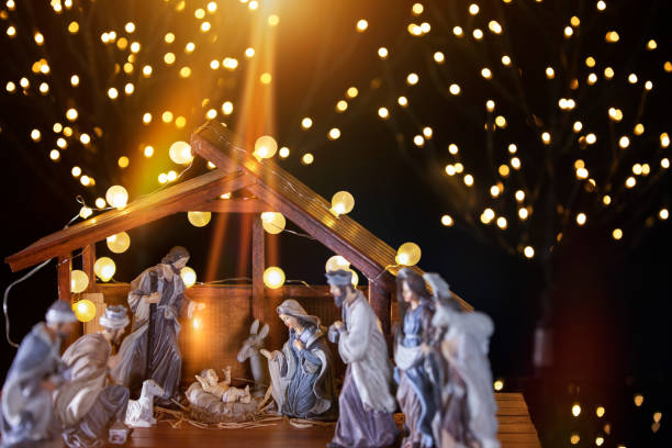 christmas nativity scene; jesus christ, mary and joseph - symbols of peace fotos imagens e fotografias de stock