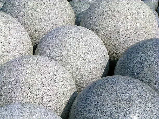 Gardendesign with garden-stone-balls