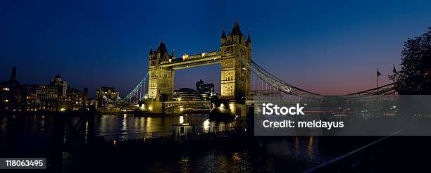 Foto de Tower Bridge Londres Ao Anoitecer e mais fotos de stock de Capitais internacionais - Capitais internacionais, Crepúsculo, Cultura Britânica