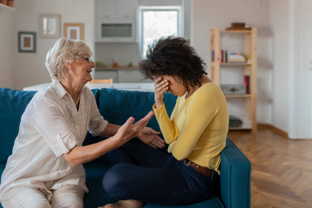 이전 어머니 위안 슬픈 성인 입양 혼합 인종 성장 딸 - mental health professional senior adult social services mental health 뉴스 사진 이미지