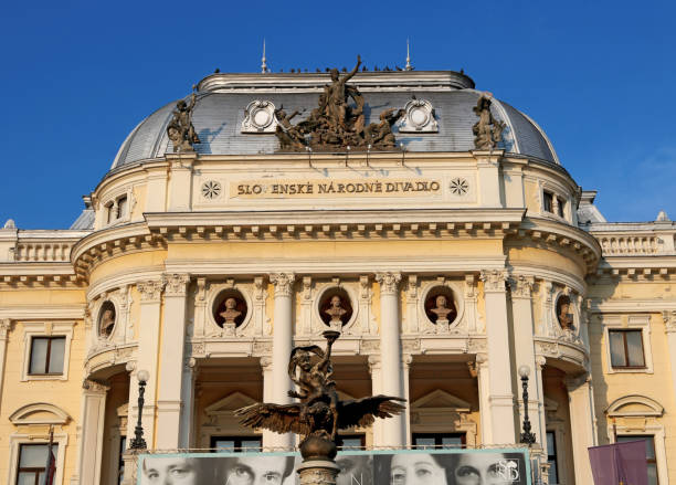 widok na słowacki teatr narodowy w bratysławie, słowacja. neorenesansowy budynek został zbudowany w latach 1885-1886 - slovakia ancient past architecture zdjęcia i obrazy z banku zdjęć