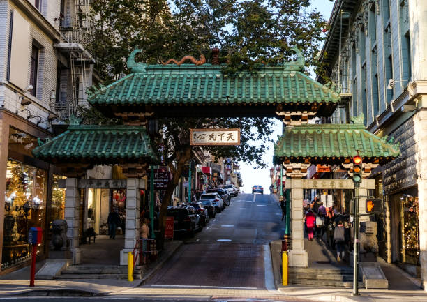 istock Dragon’s Gate, entrance to Chinatown San Francisco 1180639103