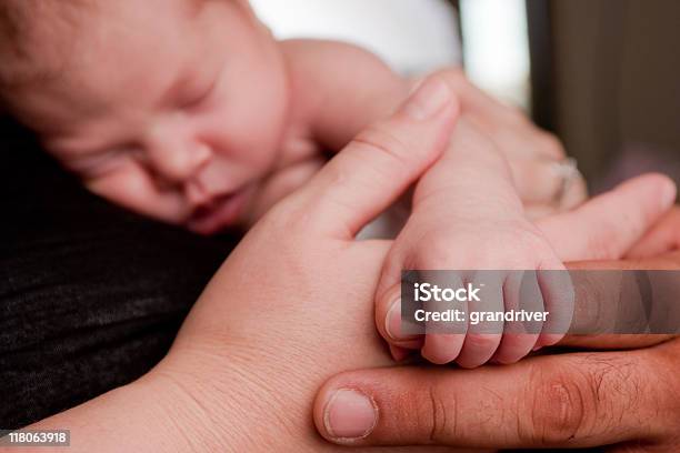 Serie Niña Bebé Foto de stock y más banco de imágenes de Acostado - Acostado, Agarrados de la mano, Amor - Sentimiento