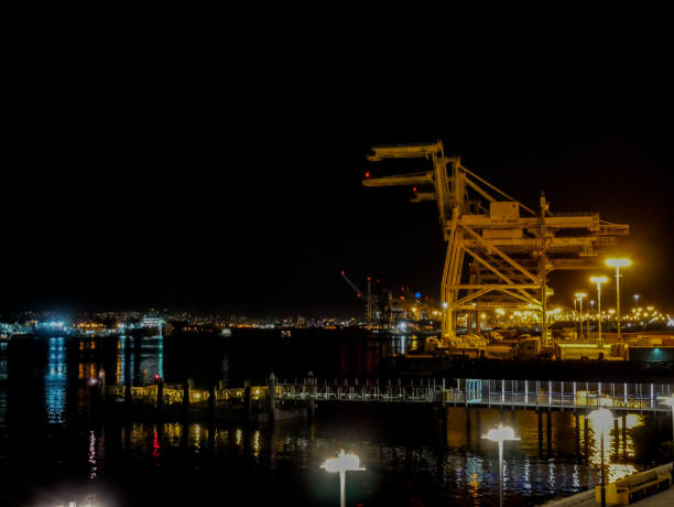морской порт в окленде калифорния ночью с кранами - sun lighting equipment san francisco county downtown district стоковые фото и изображения