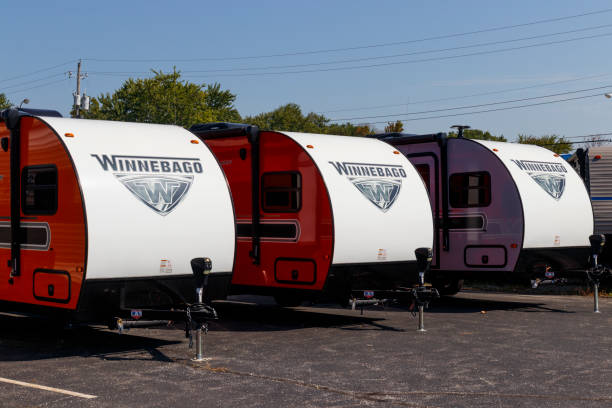 winnebago freizeitfahrzeuge bei einem autohaus. winnebago ist ein hersteller von wohnmobilen und reisemobil-ferienfahrzeugen - winnebago stock-fotos und bilder