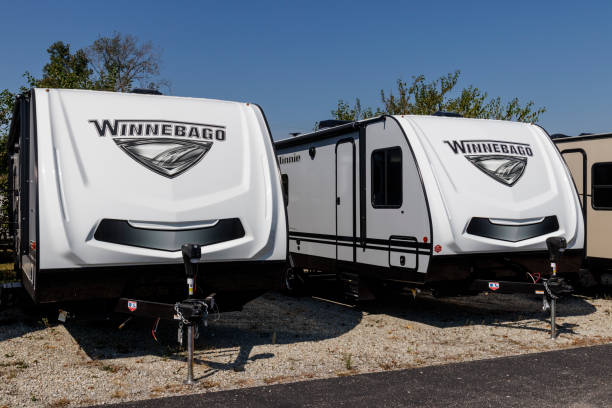 vehículos recreativos winnebago en un concesionario. winnebago es un fabricante de vehículos de vacaciones para autocaravanas y autocaravanas - winnebago fotografías e imágenes de stock