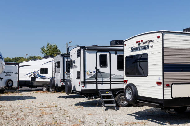 kz sportsmen e reboques do curso de winnebago para a venda. kz e winnebago fabricam diferentes linhas de rv, motorhomes e quintas rodas - winnebago - fotografias e filmes do acervo