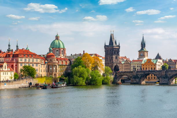 prager stadtbild mit altstadtbrückenturm und karlsbrücke über moldau, tschechische republik - charles bridge stock-fotos und bilder