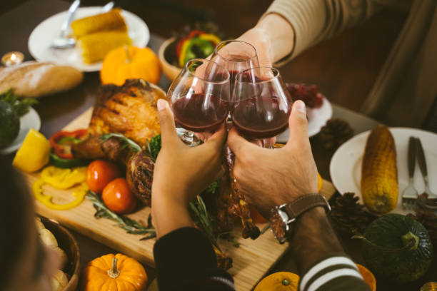 grupo de personas disfrutando de la cena juntos. dining wine cheers party concepto de acción de gracias - thanksgiving cheerful happiness gratitude fotografías e imágenes de stock