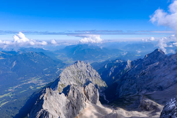 zugspitze summit in garmisch-partenkirchen, germany - zugspitze mountain snow cross shape cross imagens e fotografias de stock